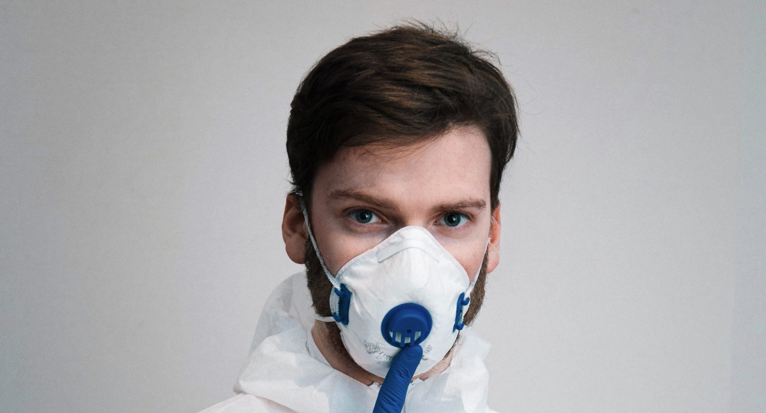 A pandemia vem se agravando com o passar do tempo e as formas de cuidado vão se otimizando. Com as máscaras, não é diferente, e hoje vamos falar sobre os diferenciais da máscara N95 (ou PFF2).
